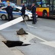 Wielka dziura w jezdni w centrum Warszawy. Korki