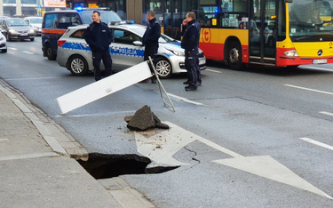 Wielka dziura w jezdni w centrum Warszawy. Korki