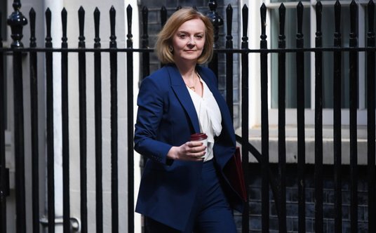 Liz Truss (ur. 1975 r.), minister spraw zagranicznych, reprezentuje prawe skrzydło Partii Konserwaty