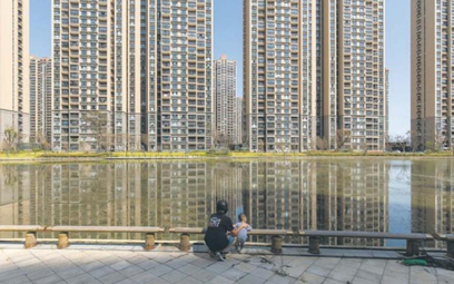 Evergrande oddało do użytku miliony mieszkań w całych Chinach. Teraz wyprzedaje nieruchomości z duży