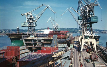 Stocznia im. Komuny Paryskiej w Gdyni w lipcu 1972 r. Trwa budowa statku w suchym doku stoczni.