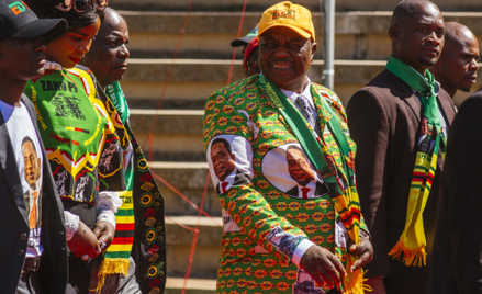 Constantino Chiwenga, wiceprezydent Zimbabwe, w ubraniu z wizerunkami prezdenta