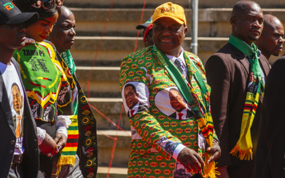 Constantino Chiwenga, wiceprezydent Zimbabwe, w ubraniu z wizerunkami prezdenta
