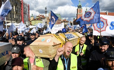 Demonstracja funkcjonariuszy służb mundurowych