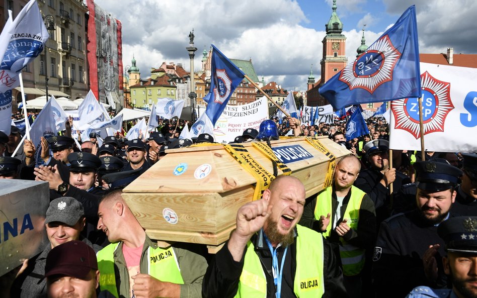 Demonstracja funkcjonariuszy służb mundurowych