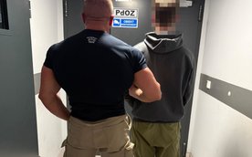 Mężczyzna został natychmiast przewieziony do komisariatu, gdzie policjanci z Wydziału Dochodzeniowo-