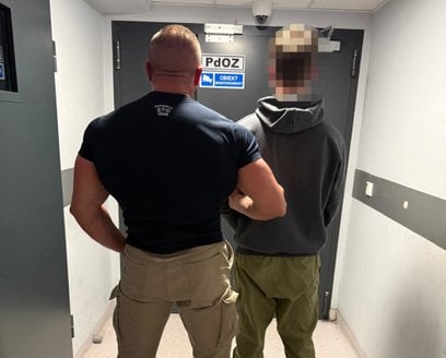 Mężczyzna został natychmiast przewieziony do komisariatu, gdzie policjanci z Wydziału Dochodzeniowo-