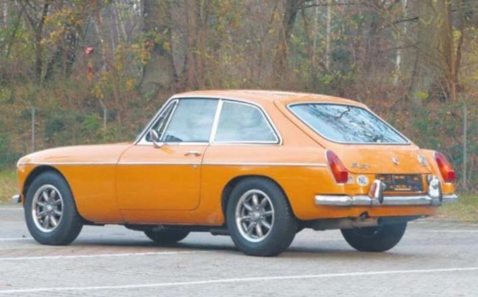 Z kolei dekadę młodszy MG MGB to auto w pełni oryginalne. Dwudrzwiowe coupé przyciąga wzrok sylwetką
