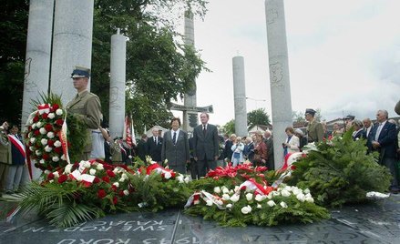 Odsłonięcie pomnika Pamięci Ofiar Nacjonalistów Ukraińskich w Warszawie, 2003