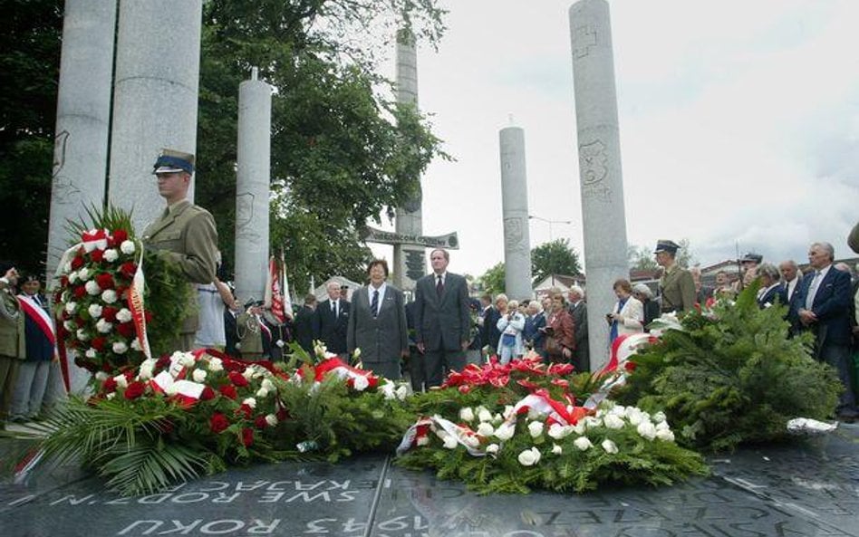 Odsłonięcie pomnika Pamięci Ofiar Nacjonalistów Ukraińskich w Warszawie, 2003