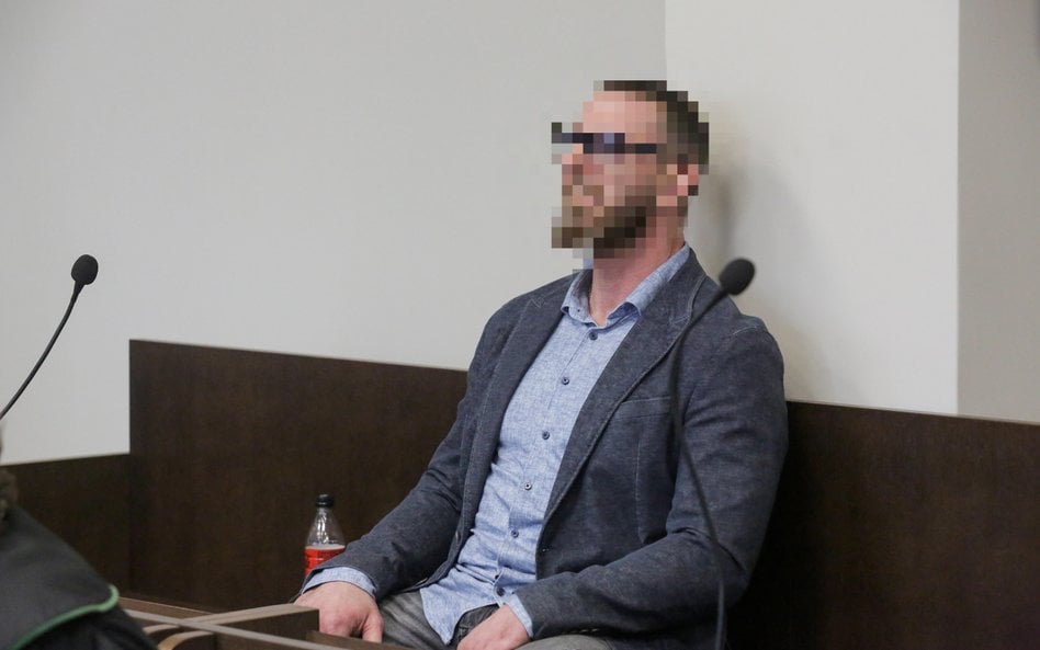 Mec. Paweł K. na sali Sądu Rejonowego w Olsztynie