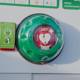 Za instalację AED w przestrzeni publicznej odpowiadają władze samorządowe, zarządcy obiektów oraz in