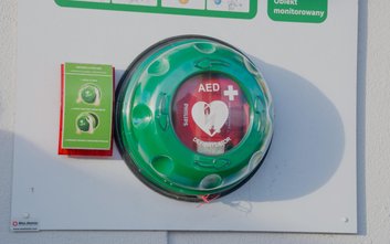 Za instalację AED w przestrzeni publicznej odpowiadają władze samorządowe, zarządcy obiektów oraz in