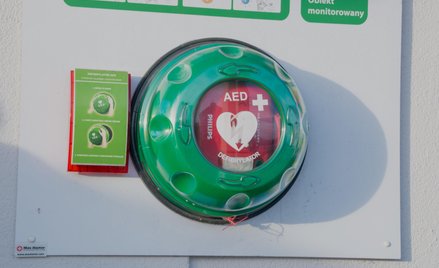 Za instalację AED w przestrzeni publicznej odpowiadają władze samorządowe, zarządcy obiektów oraz in