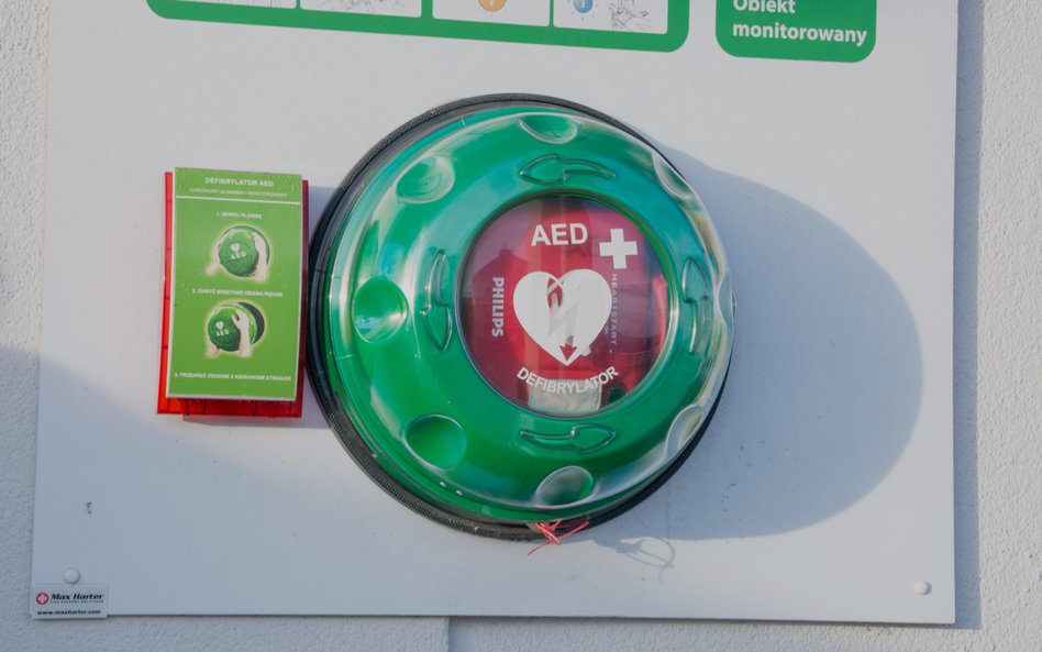 Za instalację AED w przestrzeni publicznej odpowiadają władze samorządowe, zarządcy obiektów oraz in
