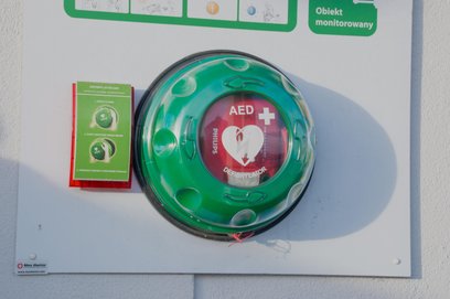 Za instalację AED w przestrzeni publicznej odpowiadają władze samorządowe, zarządcy obiektów oraz in