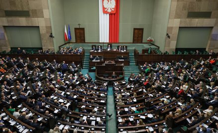 Posłowie na sali obrad Sejmu 27 lutego 2026