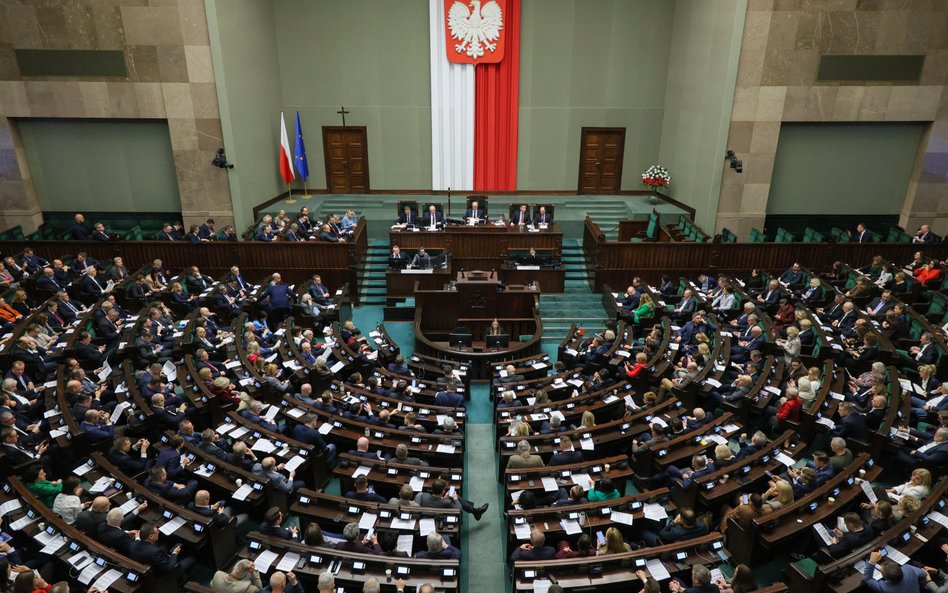 Posłowie na sali obrad Sejmu 27 lutego 2026