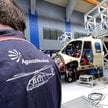 Pracownicy firmy Leonardo pracują przy śmigłowcu AgustaWestland AW139, produkowanym przez Leonardo, 