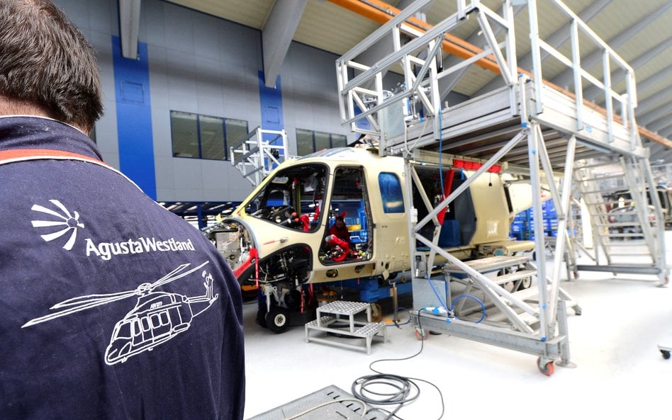 Pracownicy firmy Leonardo pracują przy śmigłowcu AgustaWestland AW139, produkowanym przez Leonardo, 