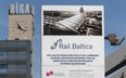 Tablica informacyjna przy częściowo wybudowanym węźle Rail Baltica przy dworcu centralnym w Rydze. M