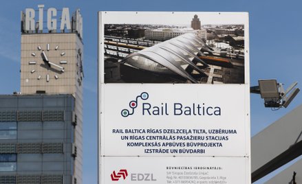 Tablica informacyjna przy częściowo wybudowanym węźle Rail Baltica przy dworcu centralnym w Rydze. M