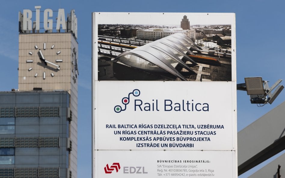 Tablica informacyjna przy częściowo wybudowanym węźle Rail Baltica przy dworcu centralnym w Rydze. M