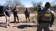 Funkcjonariusze Straży Granicznej USA w pobliżu miejsca strzelaniny