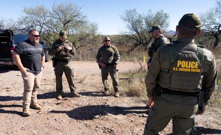 Funkcjonariusze Straży Granicznej USA w pobliżu miejsca strzelaniny