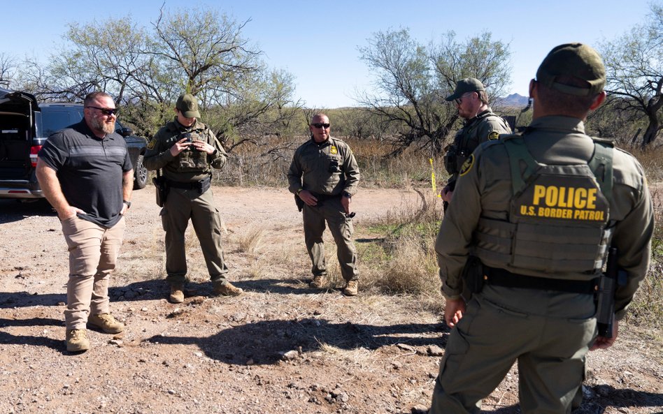 Funkcjonariusze Straży Granicznej USA w pobliżu miejsca strzelaniny