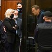 Aleksiej Nawalny rozmawia z prawnikami w czasie rozprawy w moskiewskim sądzie