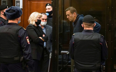Aleksiej Nawalny rozmawia z prawnikami w czasie rozprawy w moskiewskim sądzie