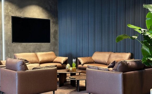 Komfortowe fotele, stonowana kolorystyka i duże ekrany telewizorów tworzą idealne warunki do relaksu