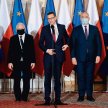Premier Morawiecki w otoczeniu wicepremierów (na zdjęciu: Piotr Gliński, Jarosław Kaczyński, Mateusz