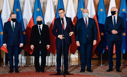 Premier Morawiecki w otoczeniu wicepremierów (na zdjęciu: Piotr Gliński, Jarosław Kaczyński, Mateusz