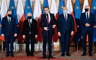 Premier Morawiecki w otoczeniu wicepremierów (na zdjęciu: Piotr Gliński, Jarosław Kaczyński, Mateusz