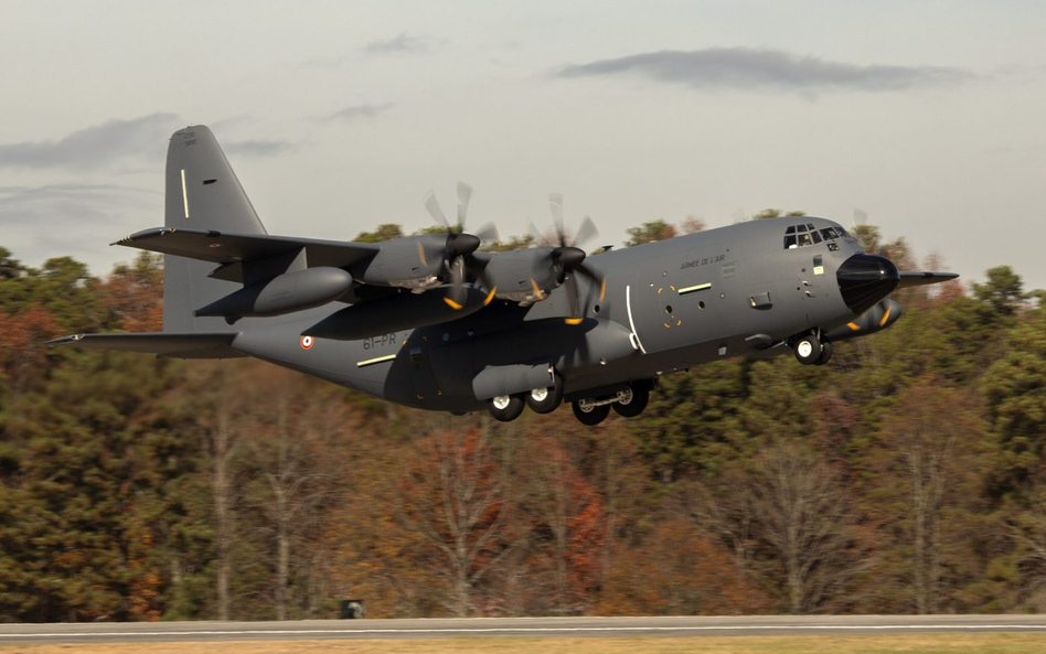 Ostatni francuski Super Hercules startuje z fabrycznego lotniska w Marietta w Georgii do lotu dostaw