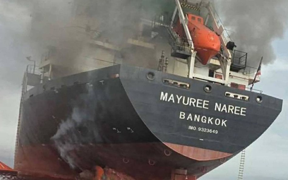 Statek towarowy Mayuree Naree pod banderą Tajlandii w płomieniach po trafieniu irańskimi pociskami w