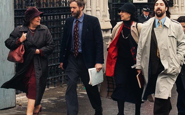 Jeremy Corbyn (drugi od lewej) wraz z m.in. Isabel Allende (druga od prawej) w 1998 roku działał na 