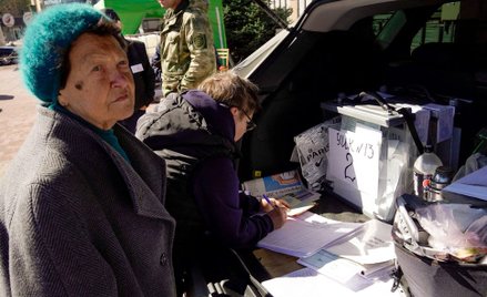 Mieszkańcy Mariupola w trakcie „referendum”. Miasto przeżywa katastrofę humanitarną