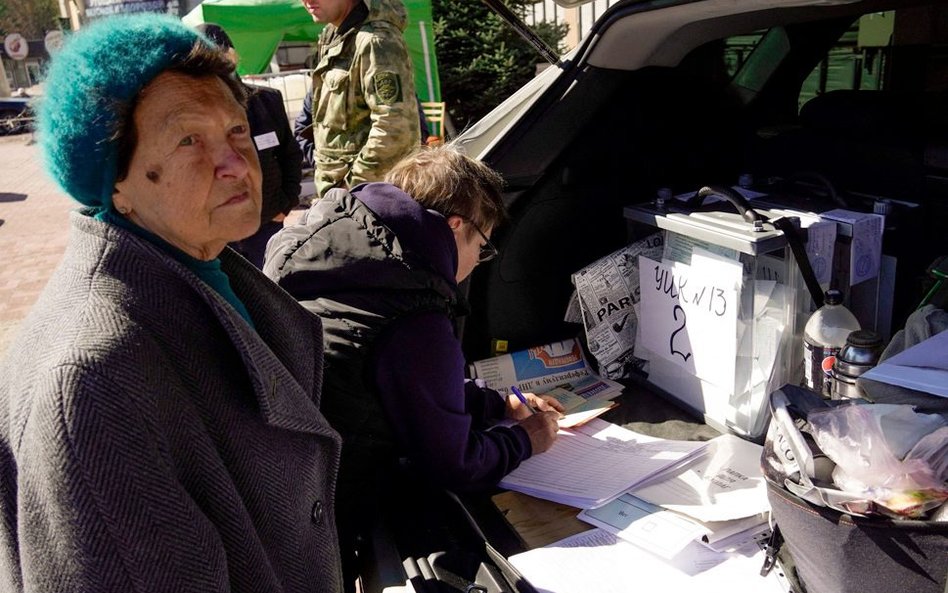 Mieszkańcy Mariupola w trakcie „referendum”. Miasto przeżywa katastrofę humanitarną