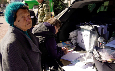 Mieszkańcy Mariupola w trakcie „referendum”. Miasto przeżywa katastrofę humanitarną