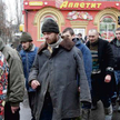 Ukraińscy jeńcy wzięci do niewoli na lotnisku, pędzeni ulicami Doniecka