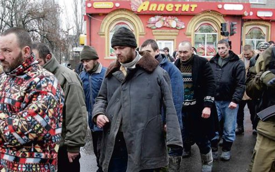 Ukraińscy jeńcy wzięci do niewoli na lotnisku, pędzeni ulicami Doniecka