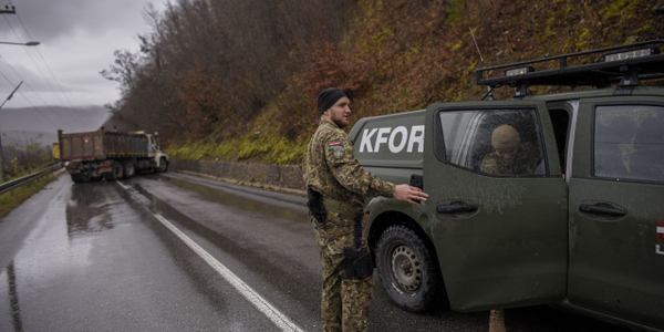 Rośnie napięcie w Kosowie. Serbowie blokują drogi i budują barykady