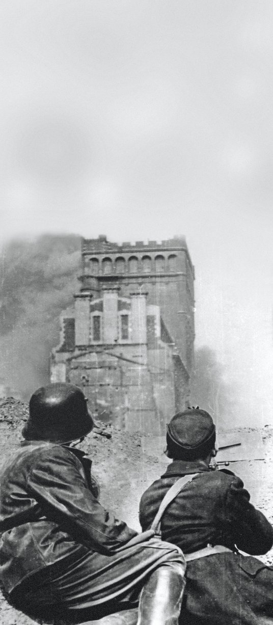 Powstańcy z Batalionu „Kiliński” obserwują płonący gmach PAST-y