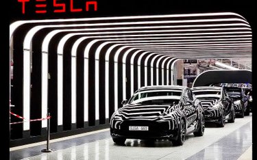 Tesla zaprzecza wypadkom w podberlińskiej fabryce, ale płaci za nie podwyżkę