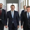 Poseł PiS Marcin Romanowski (C), poseł PiS Krzysztof Szczucki (L) i przewodniczący KP PiS Mariusz Bł