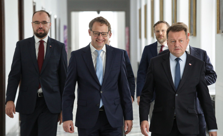 Poseł PiS Marcin Romanowski (C), poseł PiS Krzysztof Szczucki (L) i przewodniczący KP PiS Mariusz Bł