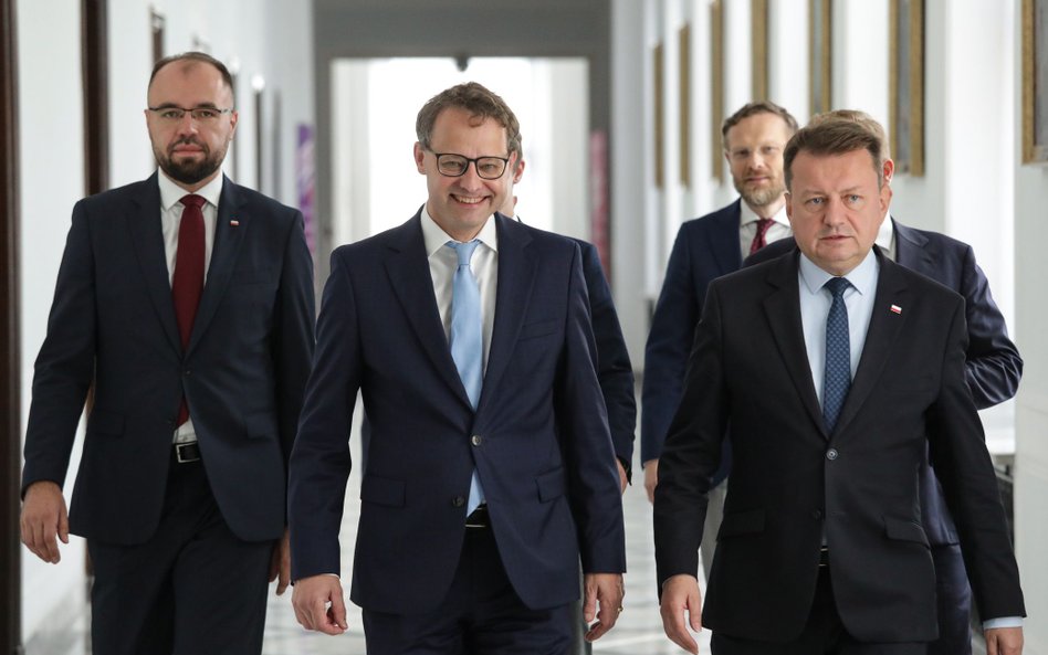 Poseł PiS Marcin Romanowski (C), poseł PiS Krzysztof Szczucki (L) i przewodniczący KP PiS Mariusz Bł